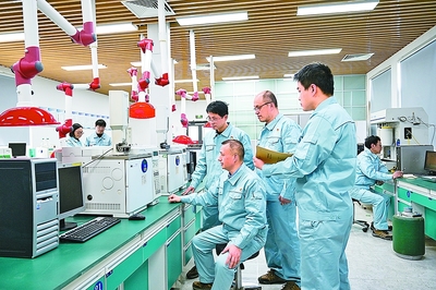 矢志創新攀高峰——揚子石化聚烯烴新材料研發團隊 以甘奉獻、不勝不休的誓言勇擔技術攻關使命